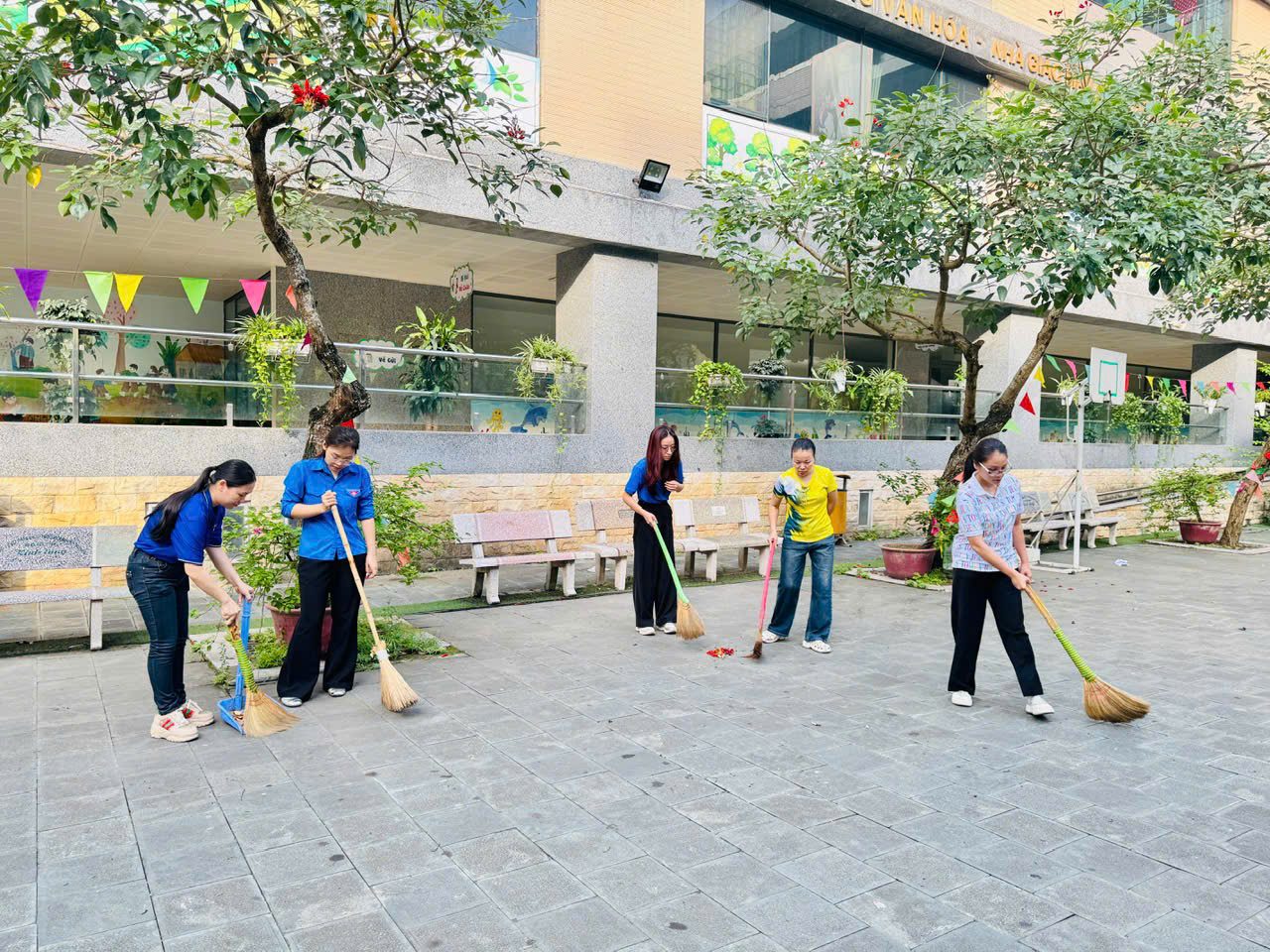 TRƯỜNG TIỂU HỌC AN HÒA HƯỞNG ỨNG TỔNG VỆ SINH MÔI TRƯỜNG CHÀO MỪNG ĐẠI HỘI ĐẢNG- Ảnh 1.