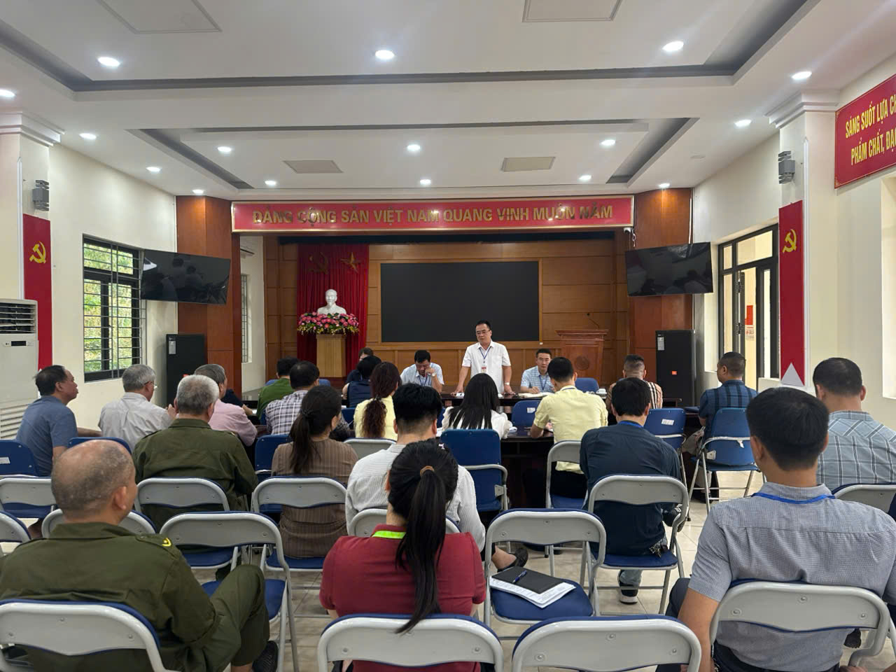 Tổ chức giải tỏa công trình, vật kiến trúc vi phạm về TTXD, quản lý đất đai trên địa bàn phường Khương Đình- Ảnh 1.