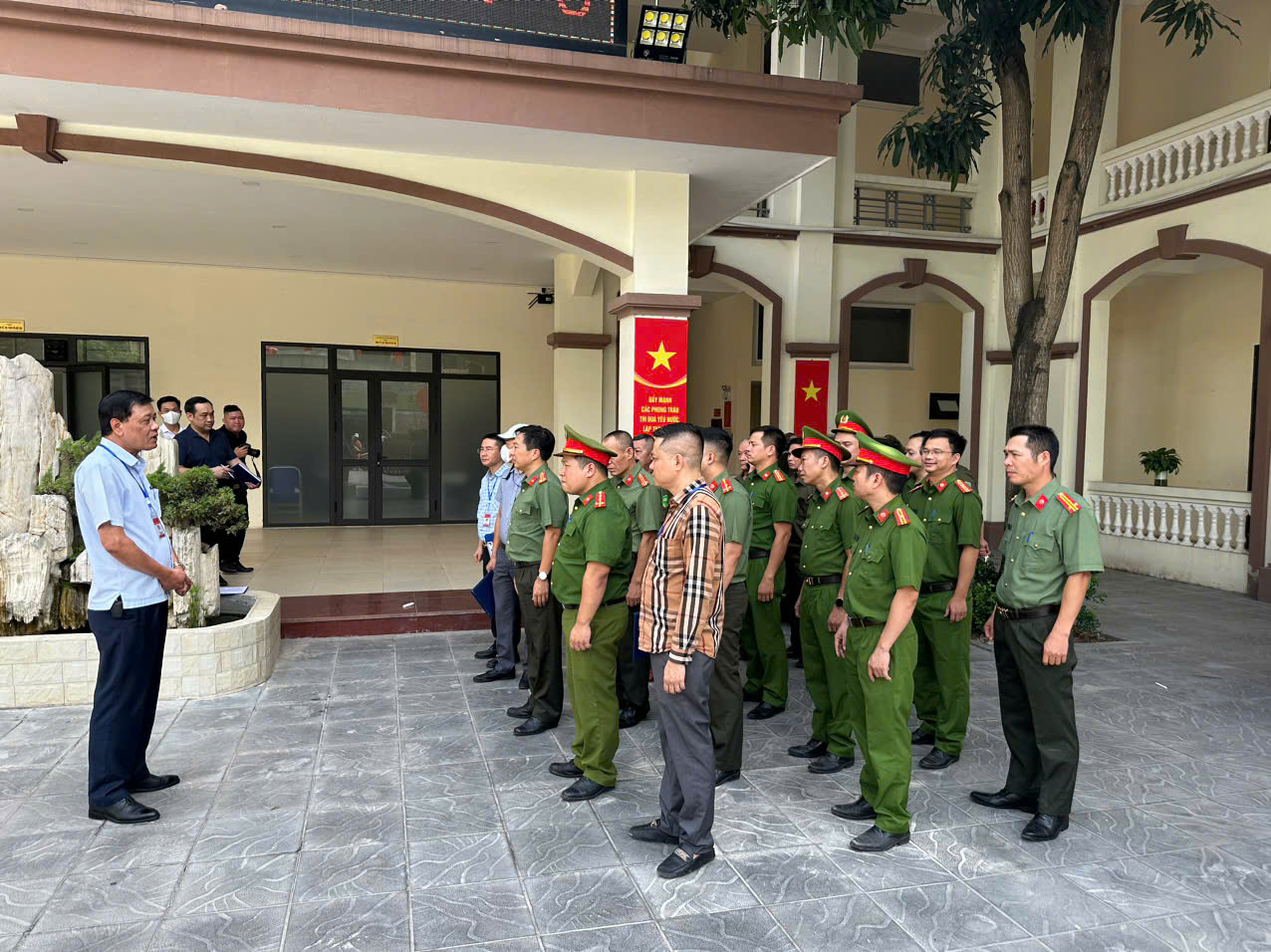 Tổ chức giải tỏa công trình, vật kiến trúc vi phạm về TTXD, quản lý đất đai trên địa bàn phường Khương Đình- Ảnh 2.