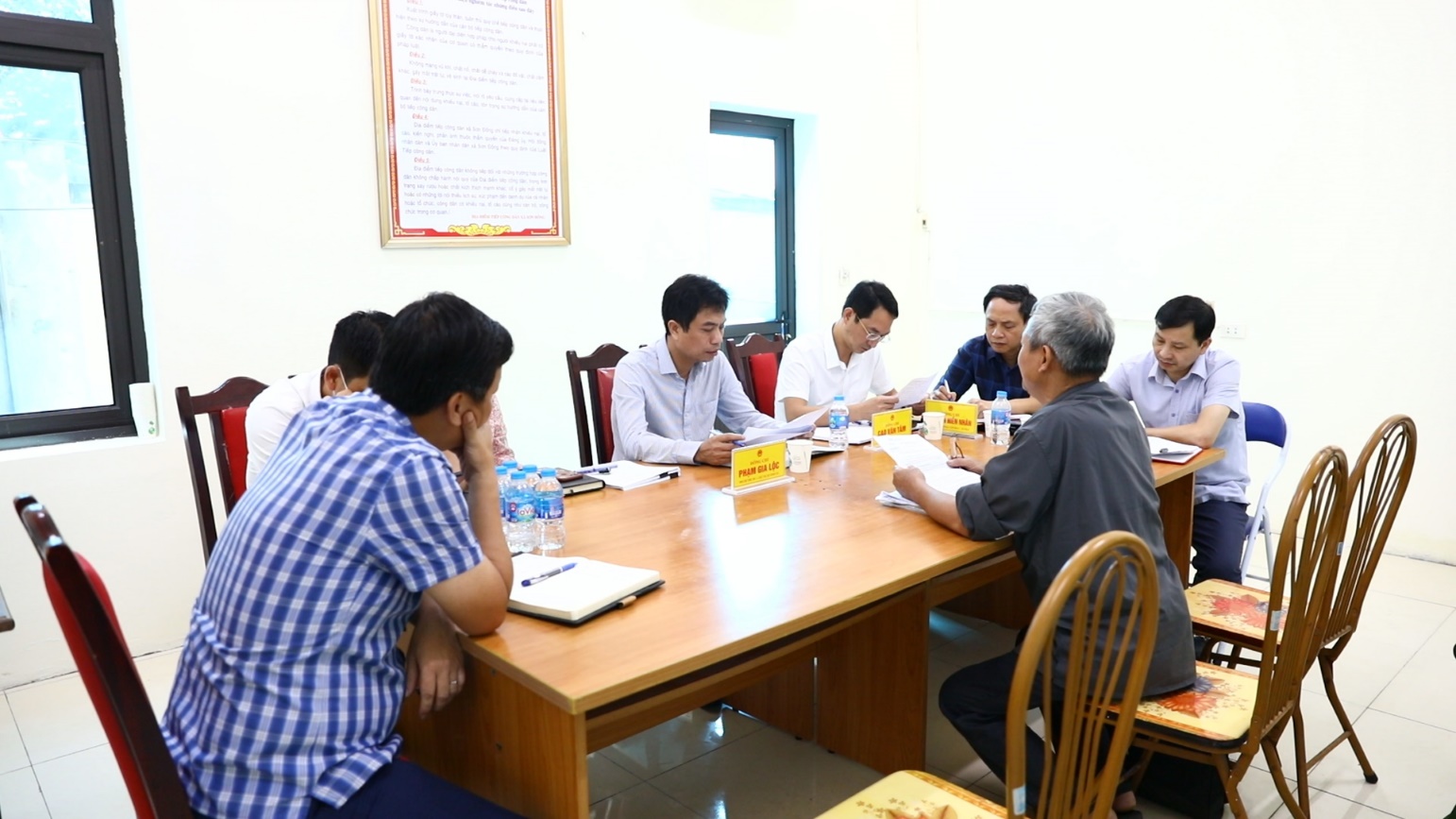 Đồng chí Phạm Gia Lộc - Phó Bí thư Đảng ủy, Chủ tịch UBND xã tiếp công dân định kỳ tháng 7/2025- Ảnh 1.