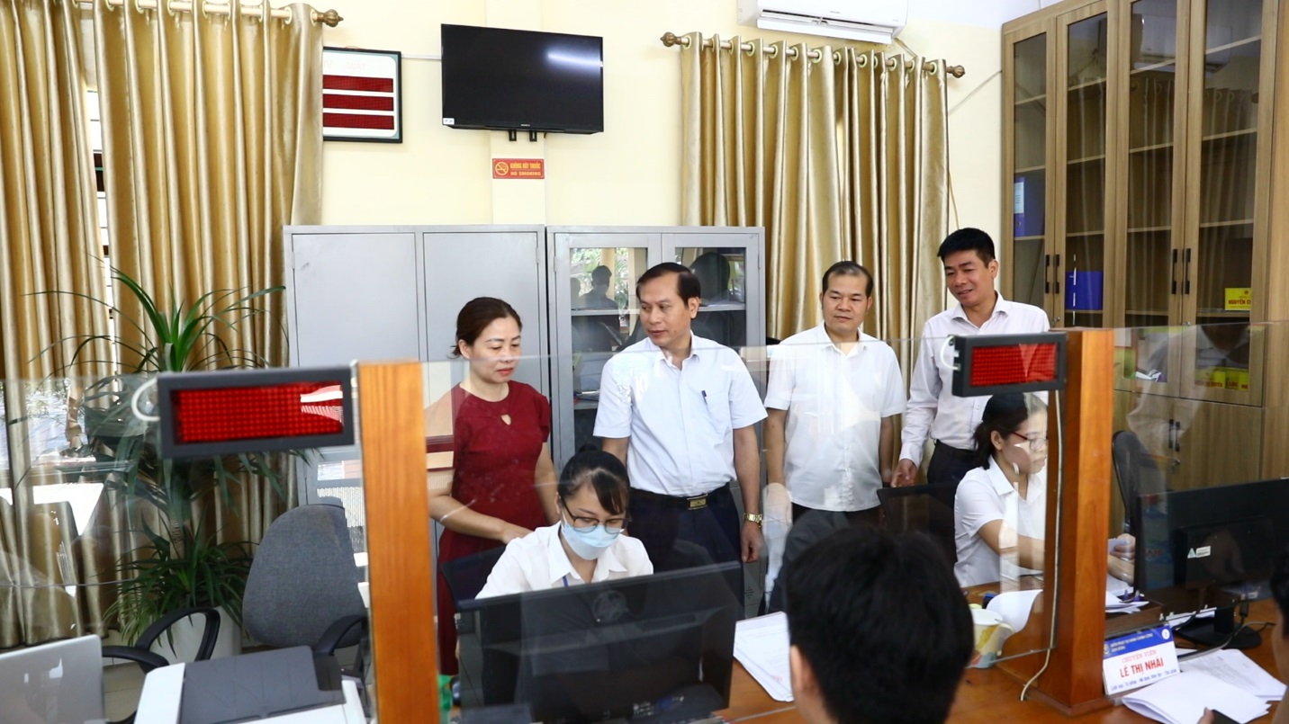 Đồng chí Nguyễn Đăng Sơn - Phó Bí thư Thường trực Đảng ủy xã thăm điểm phục vụ hành chính công- Ảnh 2.