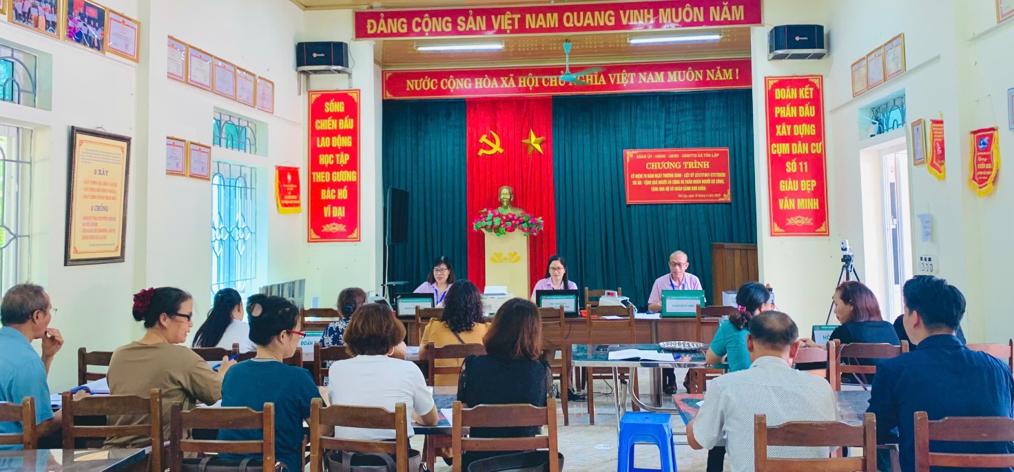 Phòng giao dịch NHCSXH Đan Phượng tổ chức phiên giao dịch theo mô hình mới- Ảnh 1.