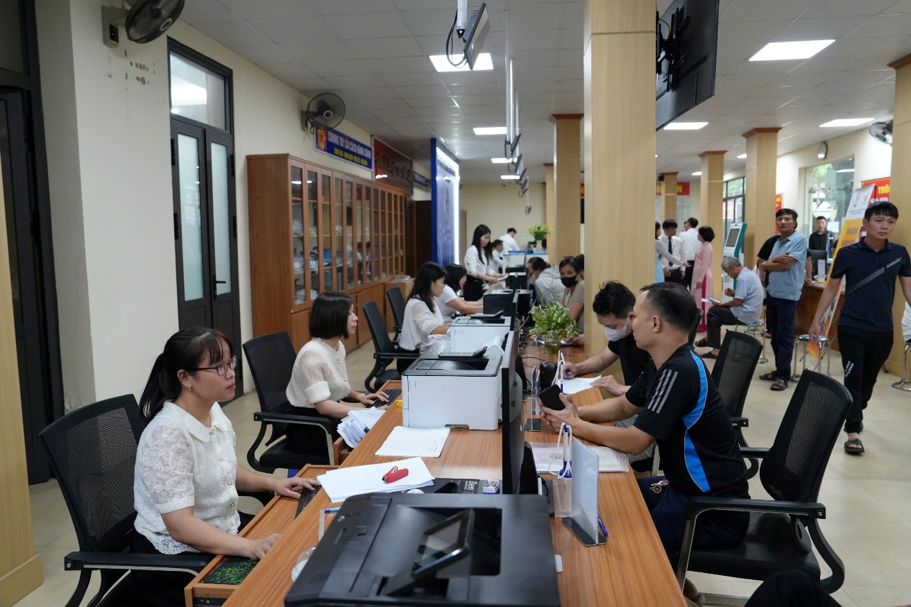 A group of people sitting at desks in an office  AI-generated content may be incorrect.