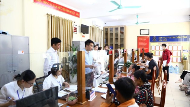 Đồng chí Nguyễn Đăng Sơn - Phó Bí thư Thường trực Đảng ủy xã thăm điểm phục vụ hành chính công- Ảnh 3.