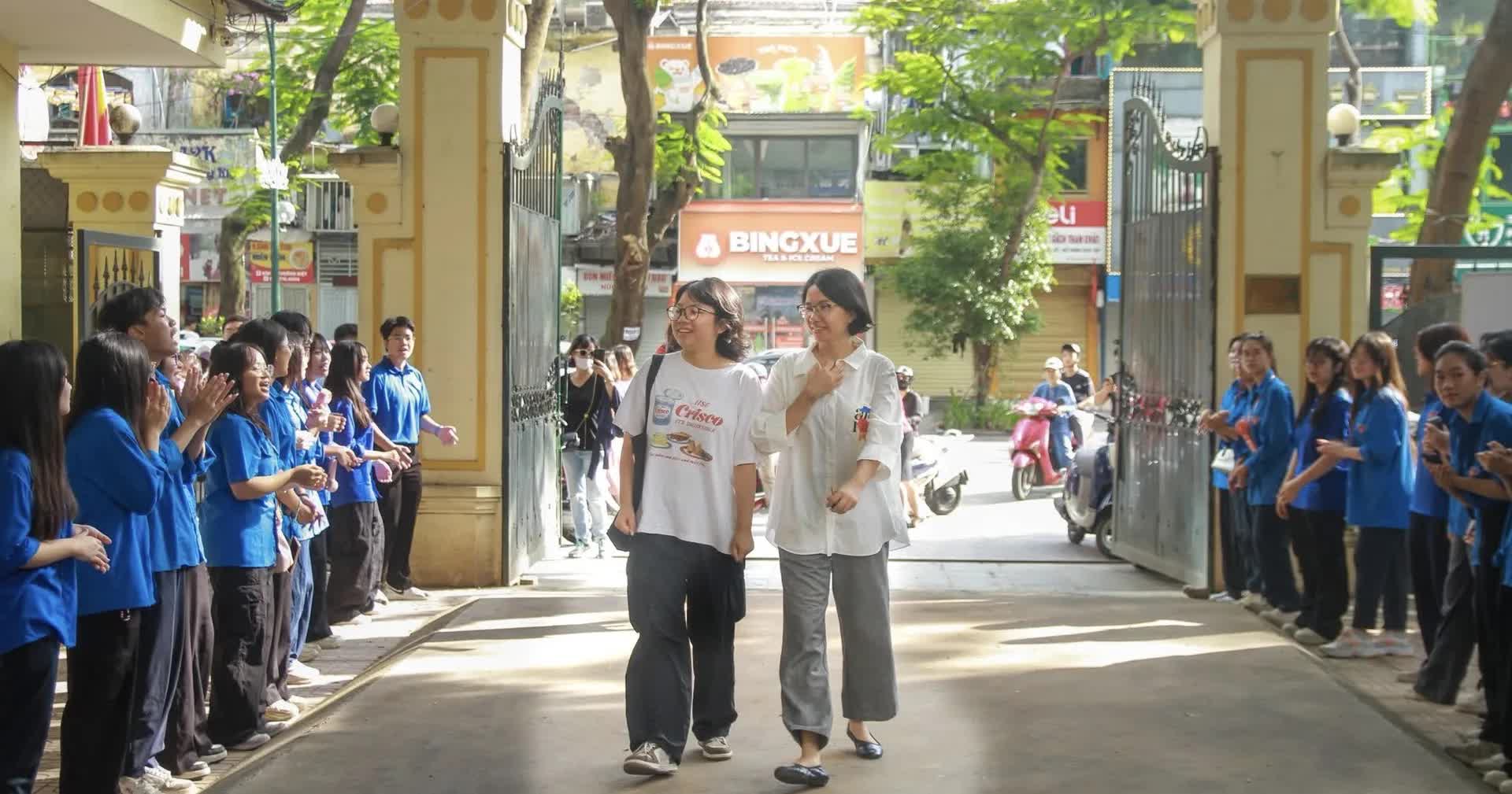 Chiều nay (10/7), học sinh bắt đầu làm thủ tục nhập học lớp 10- Ảnh 1.