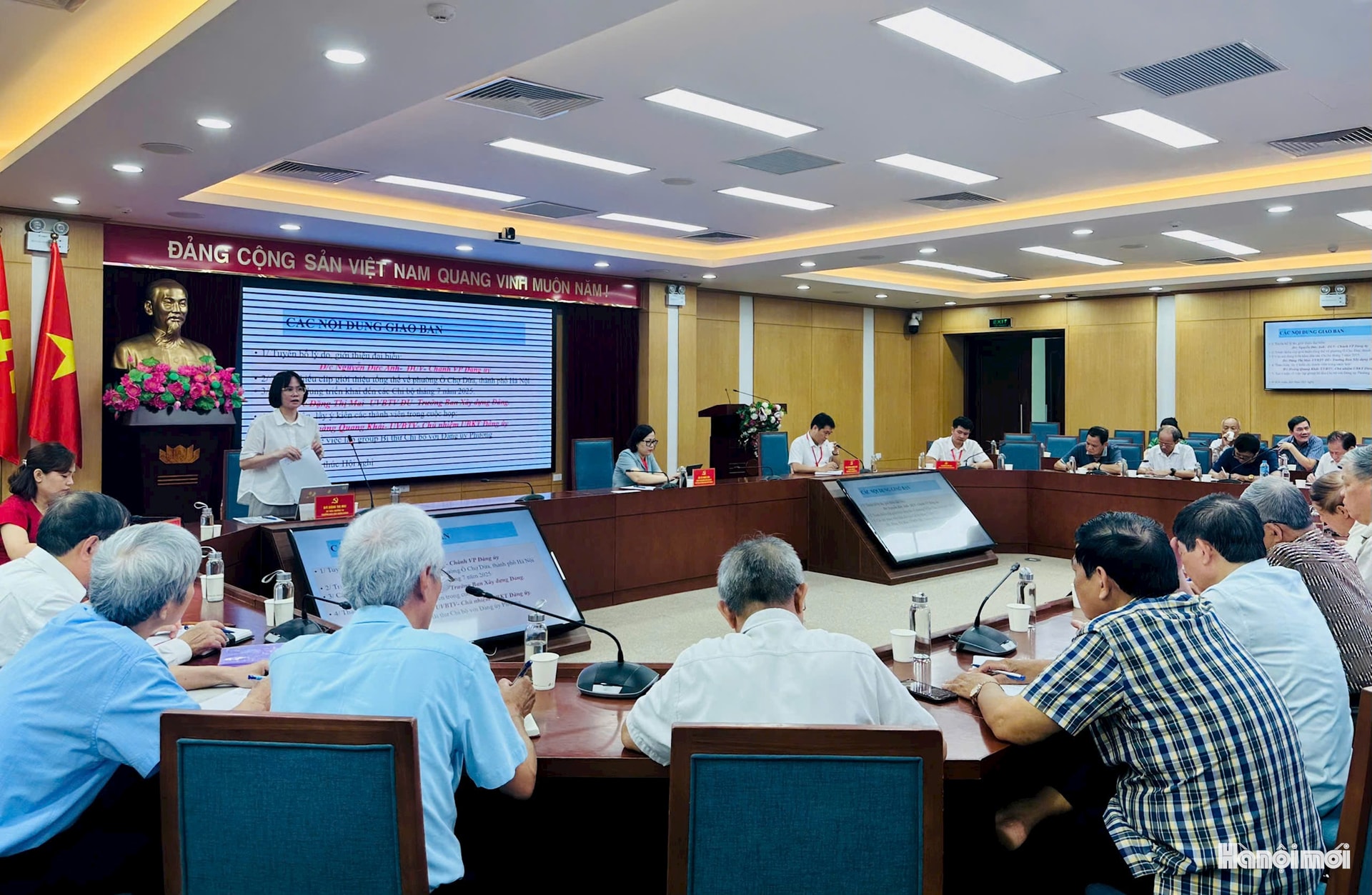 Phường Ô Chợ Dừa giao ban với 50 Bí thư chi bộ khu dân cư- Ảnh 1.