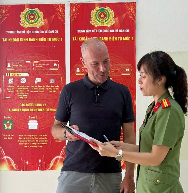 Công an phường Phúc Lợi chủ động triển khai tuyên truyền, hướng dẫn người nước ngoài đăng ký tài khoản định danh điện tử mức độ 2- Ảnh 3.