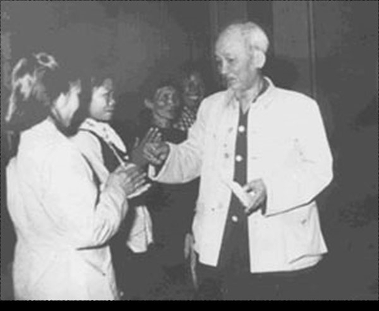 Nêu gương 'Người tốt, việc tốt' - tầm nhìn nhân văn, vĩ đại của Bác Hồ trong xây dựng, phát triển con người- Ảnh 1.