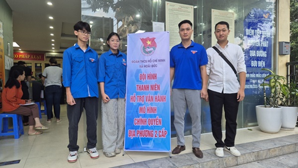 Đoàn thanh niên xã Hoài Đức ra quân hỗ trợ tại các Điểm phục vụ hành chính công- Ảnh 1.