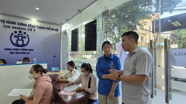 Đoàn thanh niên xã Hoài Đức ra quân hỗ trợ tại các Điểm phục vụ hành chính công- Ảnh 2.