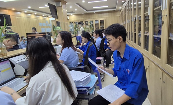 Đoàn thanh niên xã Hoài Đức ra quân hỗ trợ tại các Điểm phục vụ hành chính công- Ảnh 3.