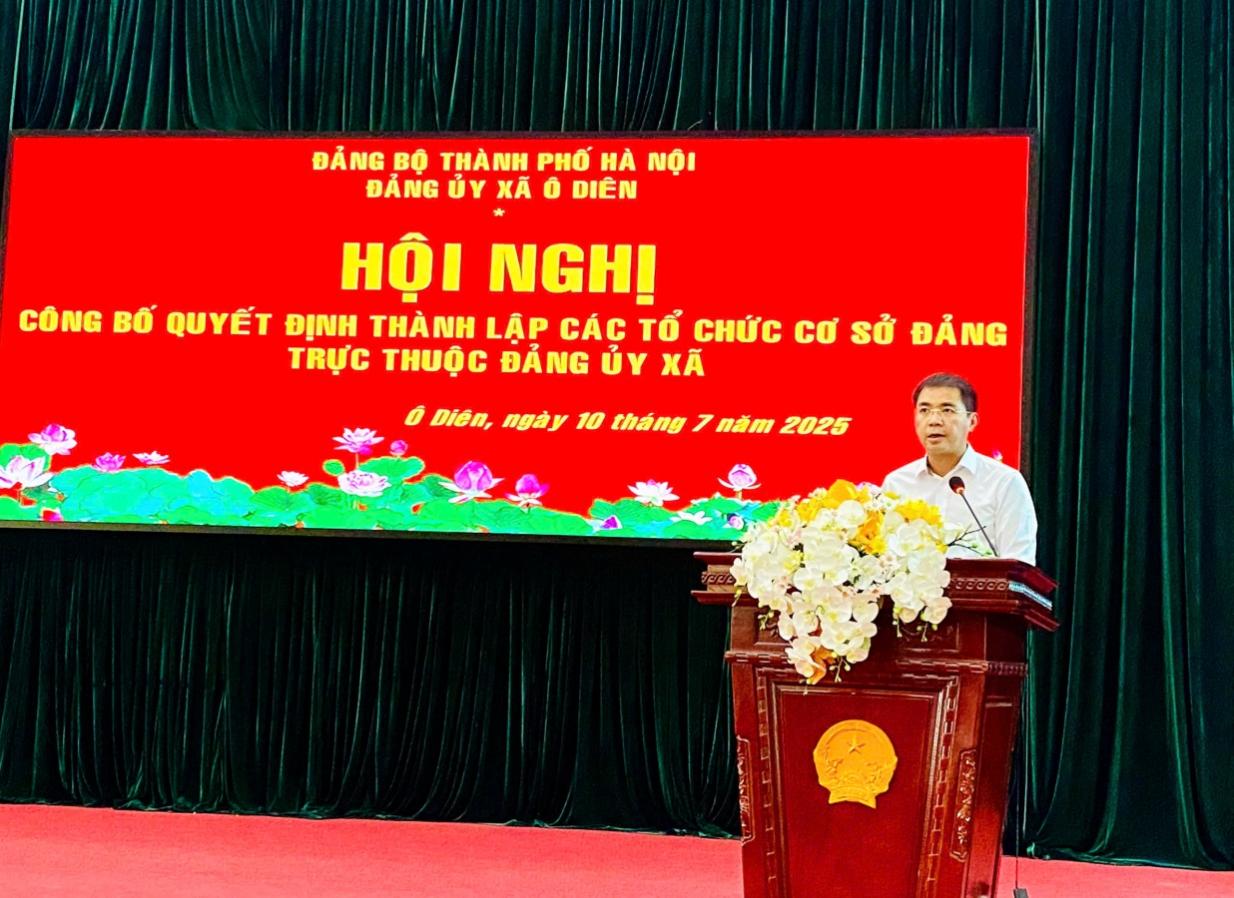 C:\Users\ASUS\Downloads\Trao QD thanh lap TCD.jpg
