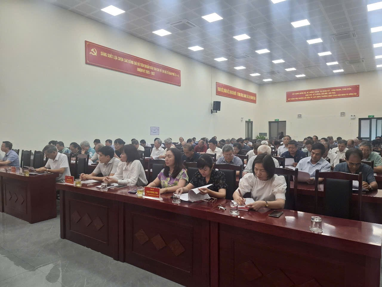 Hội nghị lấy ý kiến tham gia vào dự thảo báo cáo chính trị trình Đại hội Đảng bộ phường Phương Liệt lần thứ I, nhiệm kỳ 2025-2030- Ảnh 2.