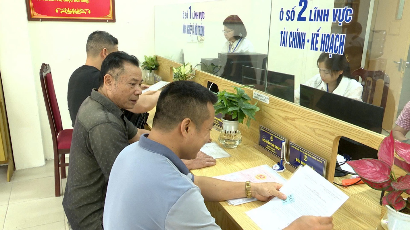 Điểm phục vụ hành chính công xã Hoài Đức: Tiếp nhận, giải quyết 133 hồ sơ thủ tục hành chính trong 7 ngày đầu vận hành chính thức mô hình chính quyền 2 cấp- Ảnh 1.