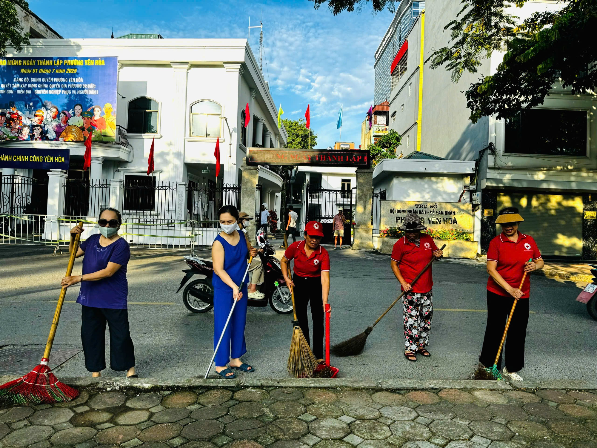 Phát huy vai trò cán bộ, hội viên phụ nữ trong công tác bảo vệ môi trường “Sáng - Xanh - Sạch - Đẹp” - Ảnh 2.