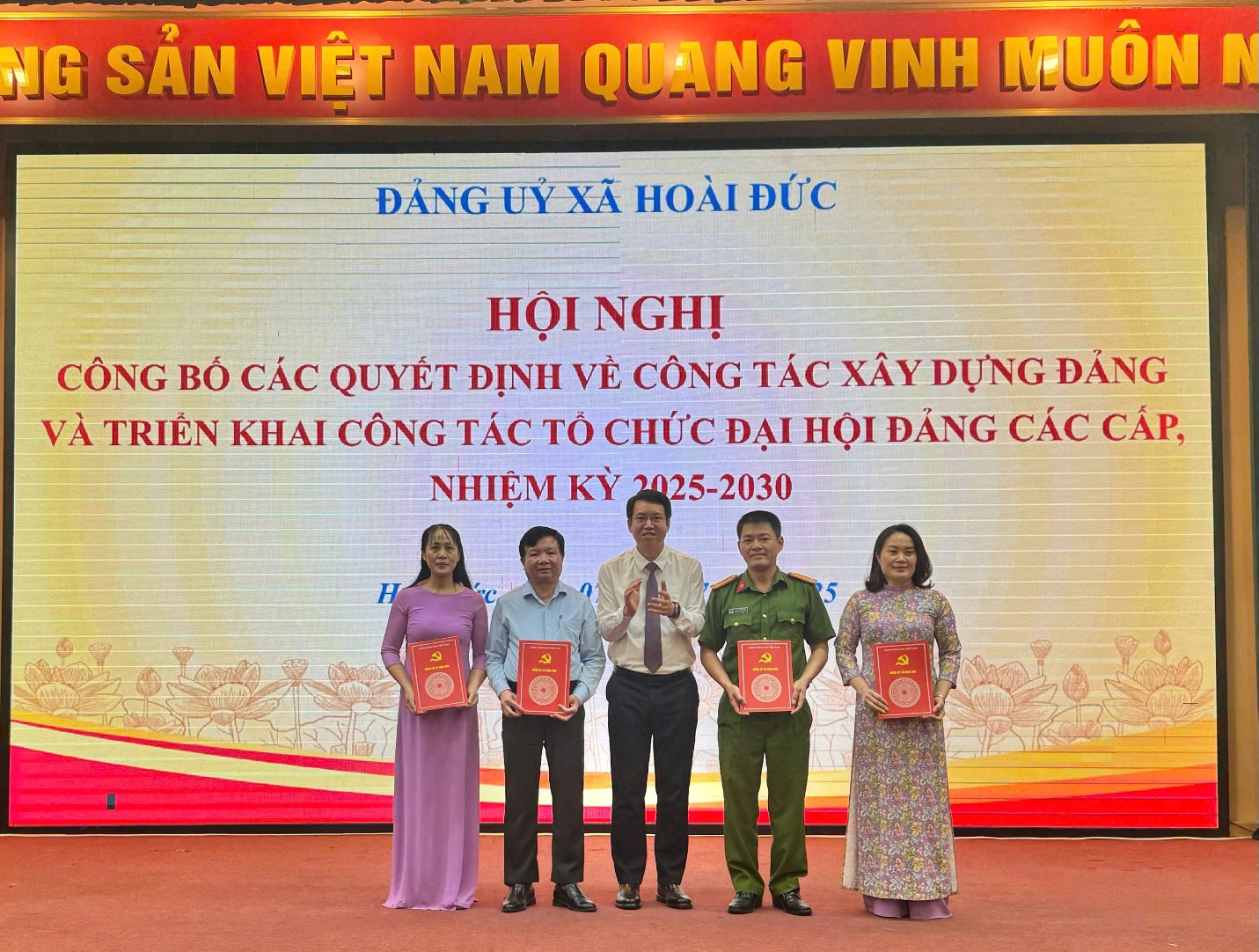 Đảng bộ xã Hoài Đức tổ chức hội nghị công bố các Quyết định về công tác xây dựng Đảng và triển khai kế hoạch tổ chức Đại hội Đảng bộ cấp cơ sở- Ảnh 2.
