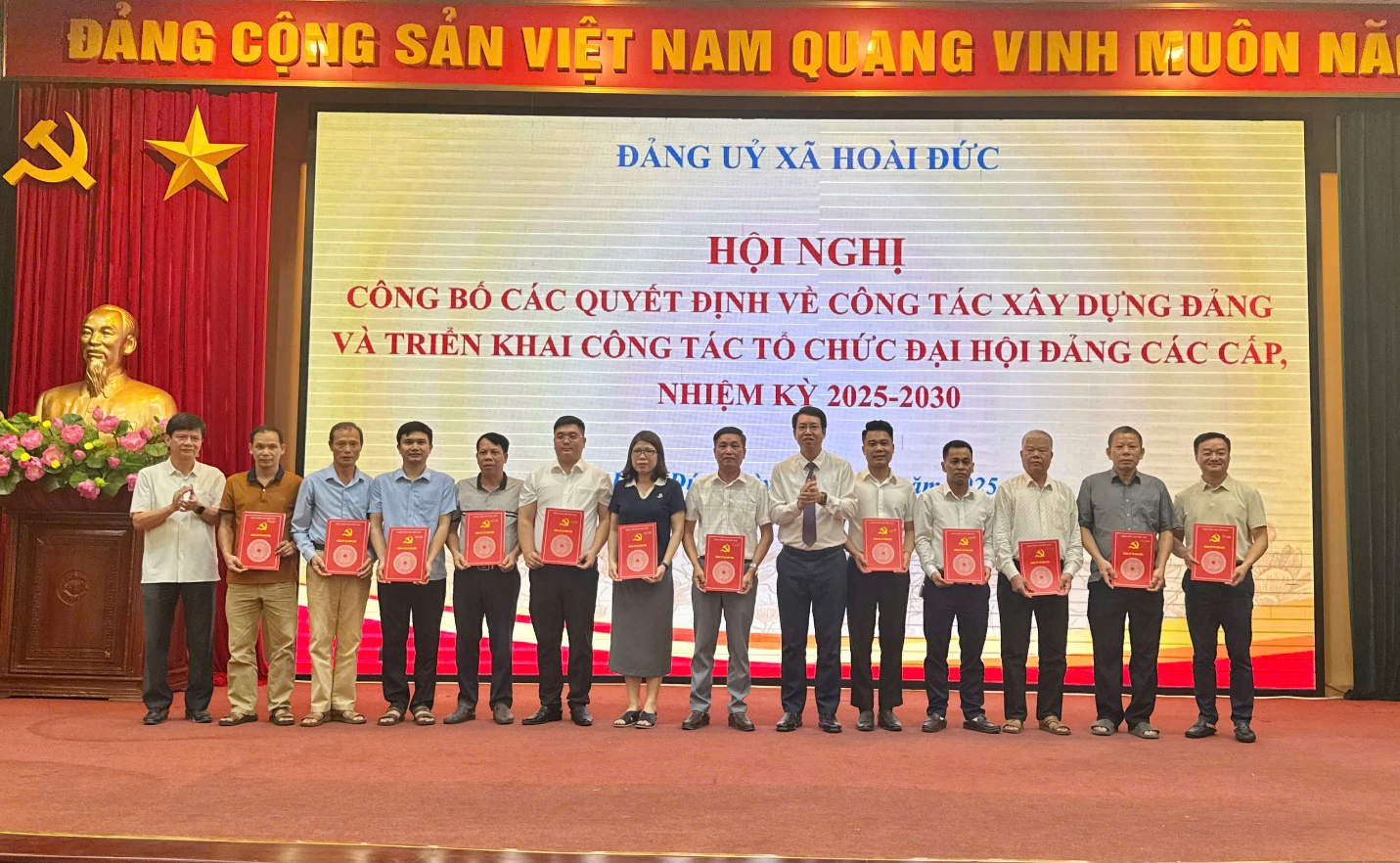 Đảng bộ xã Hoài Đức tổ chức hội nghị công bố các Quyết định về công tác xây dựng Đảng và triển khai kế hoạch tổ chức Đại hội Đảng bộ cấp cơ sở- Ảnh 3.