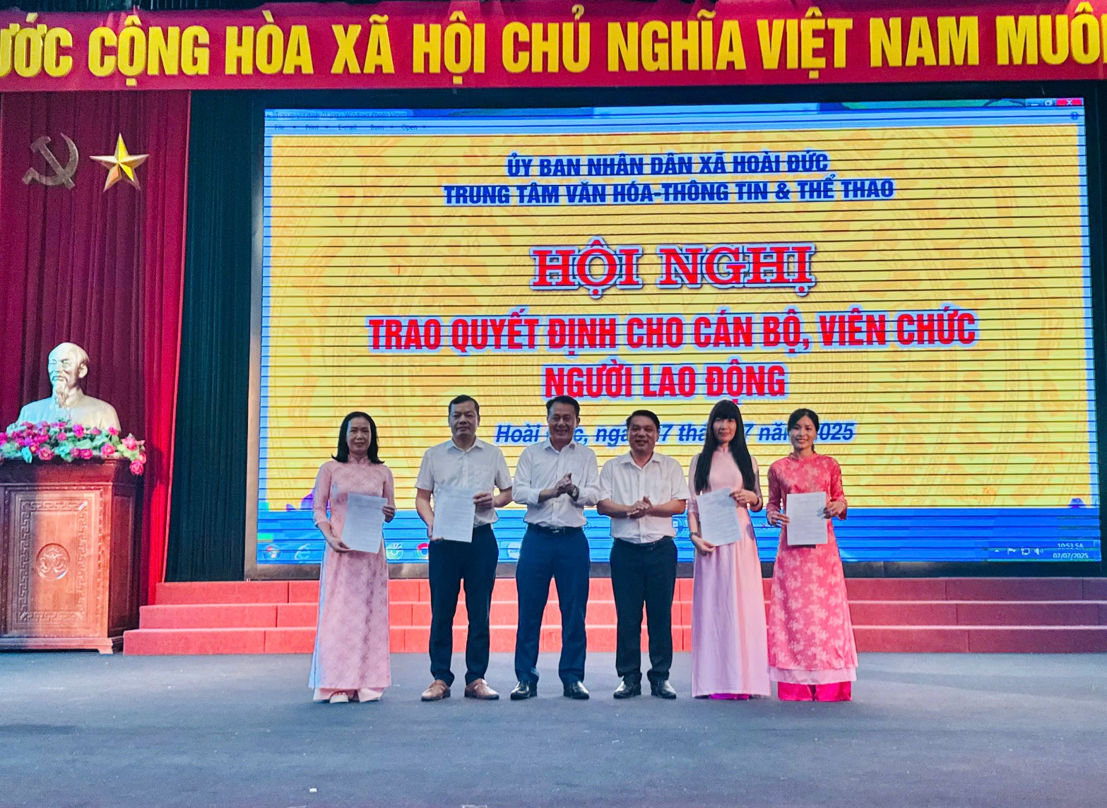 Trung tâm Văn hóa – Thông tin & Thể thao xã Hoài Đức trao Quyết định của UBND xã cho viên chức, người lao động Trung tâm- Ảnh 2.