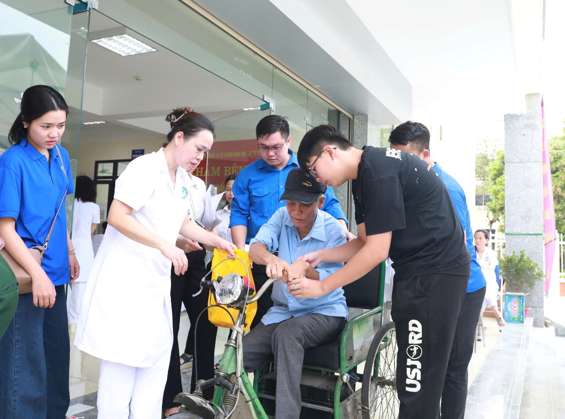 A group of people standing around a person in a wheelchair  AI-generated content may be incorrect.