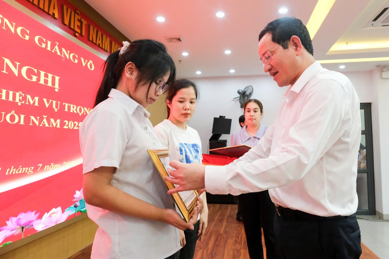 Phường Giảng Võ: Khen thưởng học sinh đạt thủ khoa kỳ thi vào lớp 10 THPT  và gương Người tốt việc tốt- Ảnh 2.