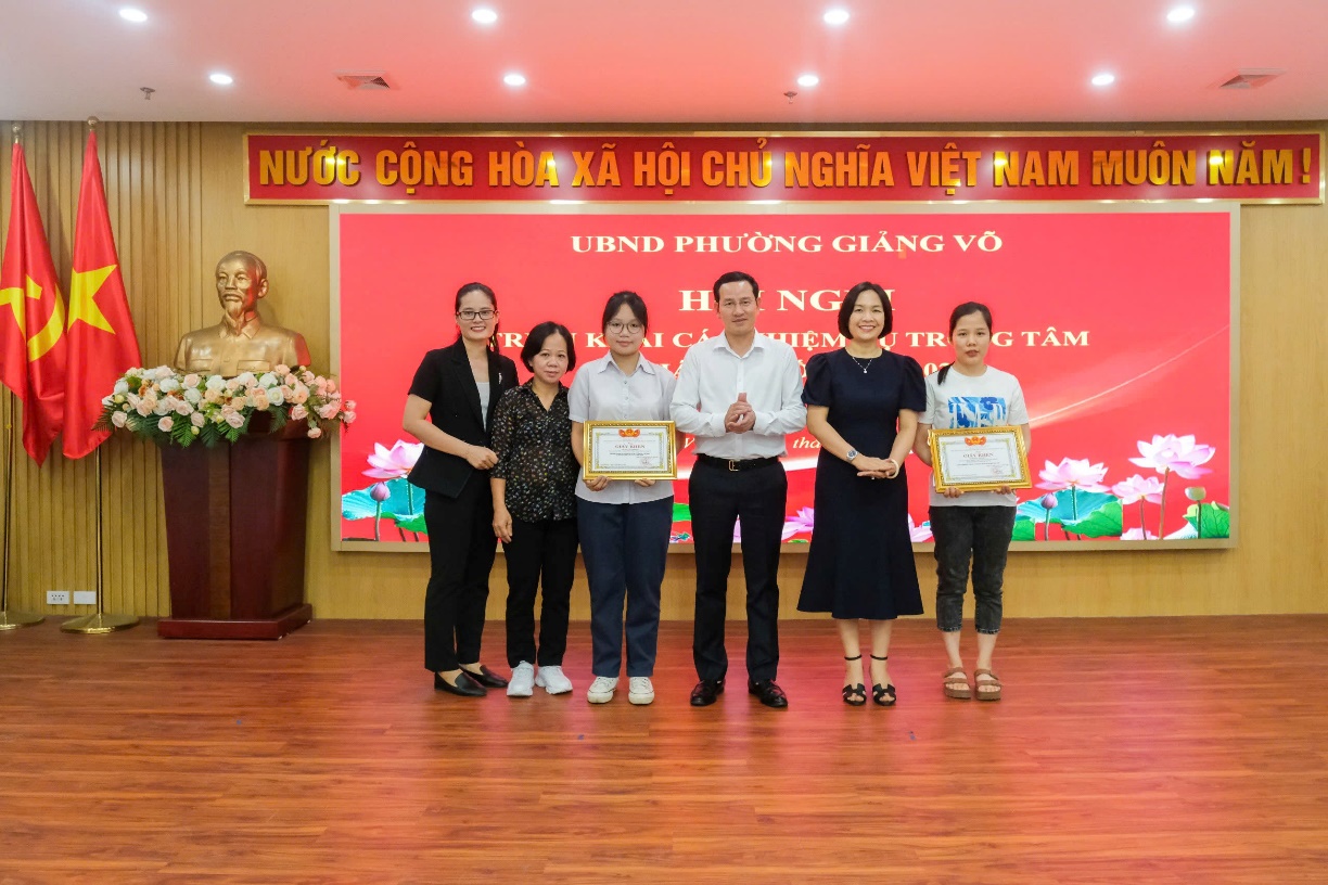 Phường Giảng Võ: Khen thưởng học sinh đạt thủ khoa kỳ thi vào lớp 10 THPT  và gương Người tốt việc tốt- Ảnh 3.