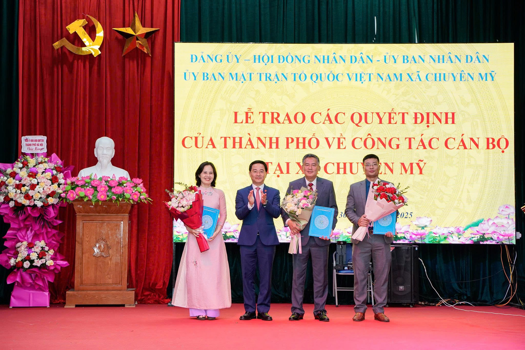 Một số hình ảnh trong buổi lễ trao Quyết định của thành phố về công tác cán bộ tại xã Chuyên Mỹ- Ảnh 1.