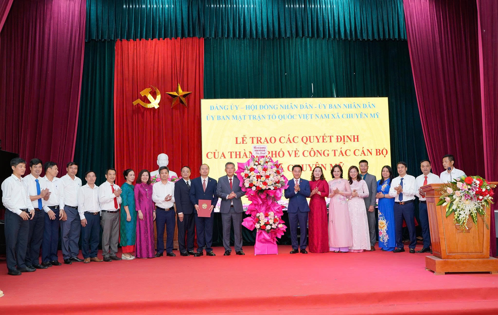 Một số hình ảnh trong buổi lễ trao Quyết định của thành phố về công tác cán bộ tại xã Chuyên Mỹ- Ảnh 2.