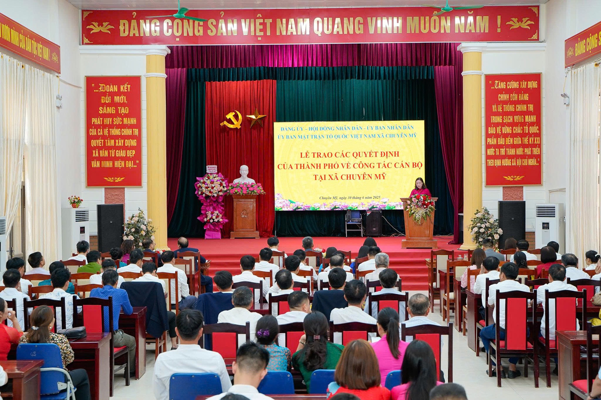 Một số hình ảnh trong buổi lễ trao Quyết định của thành phố về công tác cán bộ tại xã Chuyên Mỹ- Ảnh 3.
