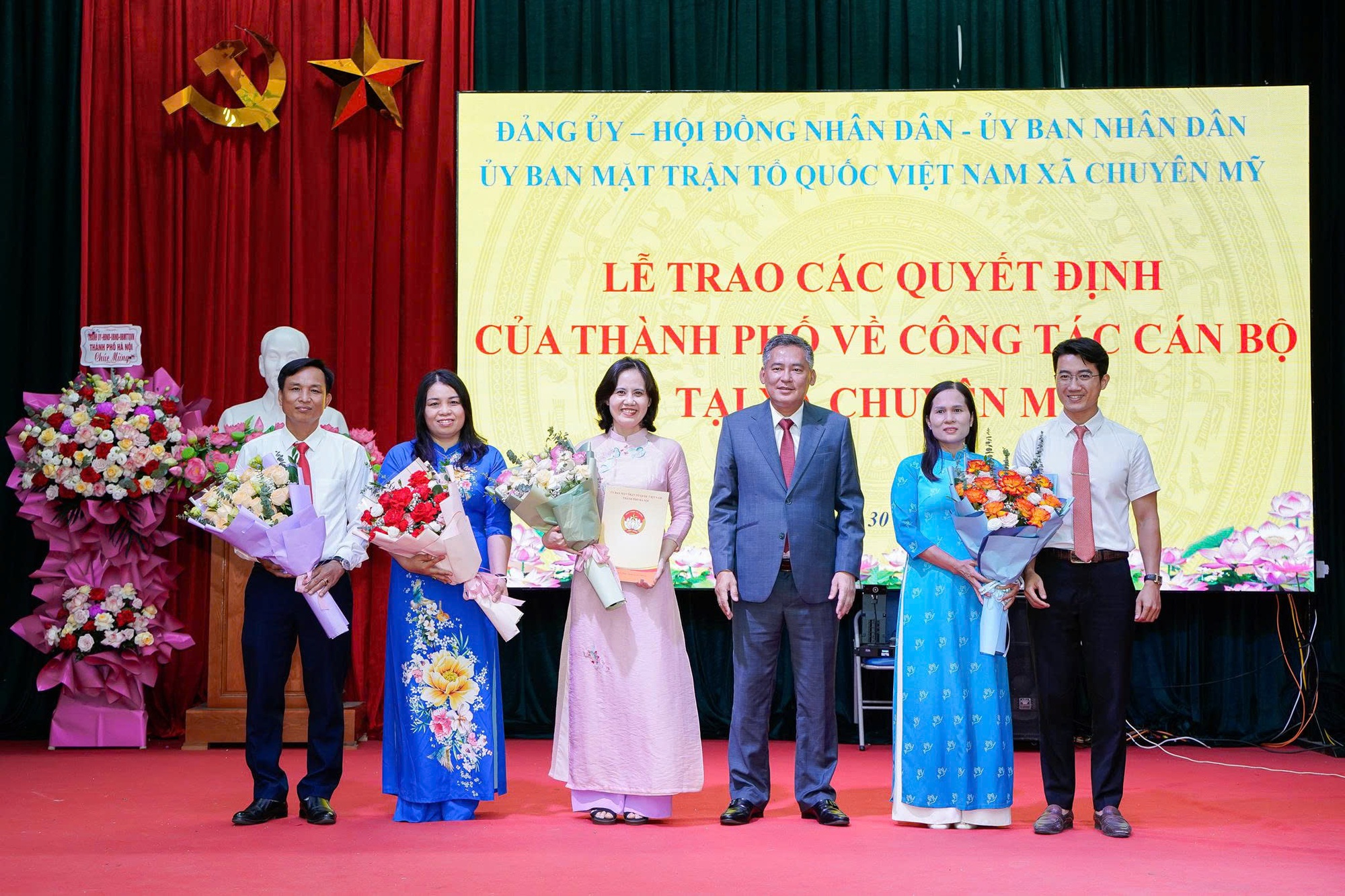Một số hình ảnh trong buổi lễ trao Quyết định của thành phố về công tác cán bộ tại xã Chuyên Mỹ- Ảnh 4.