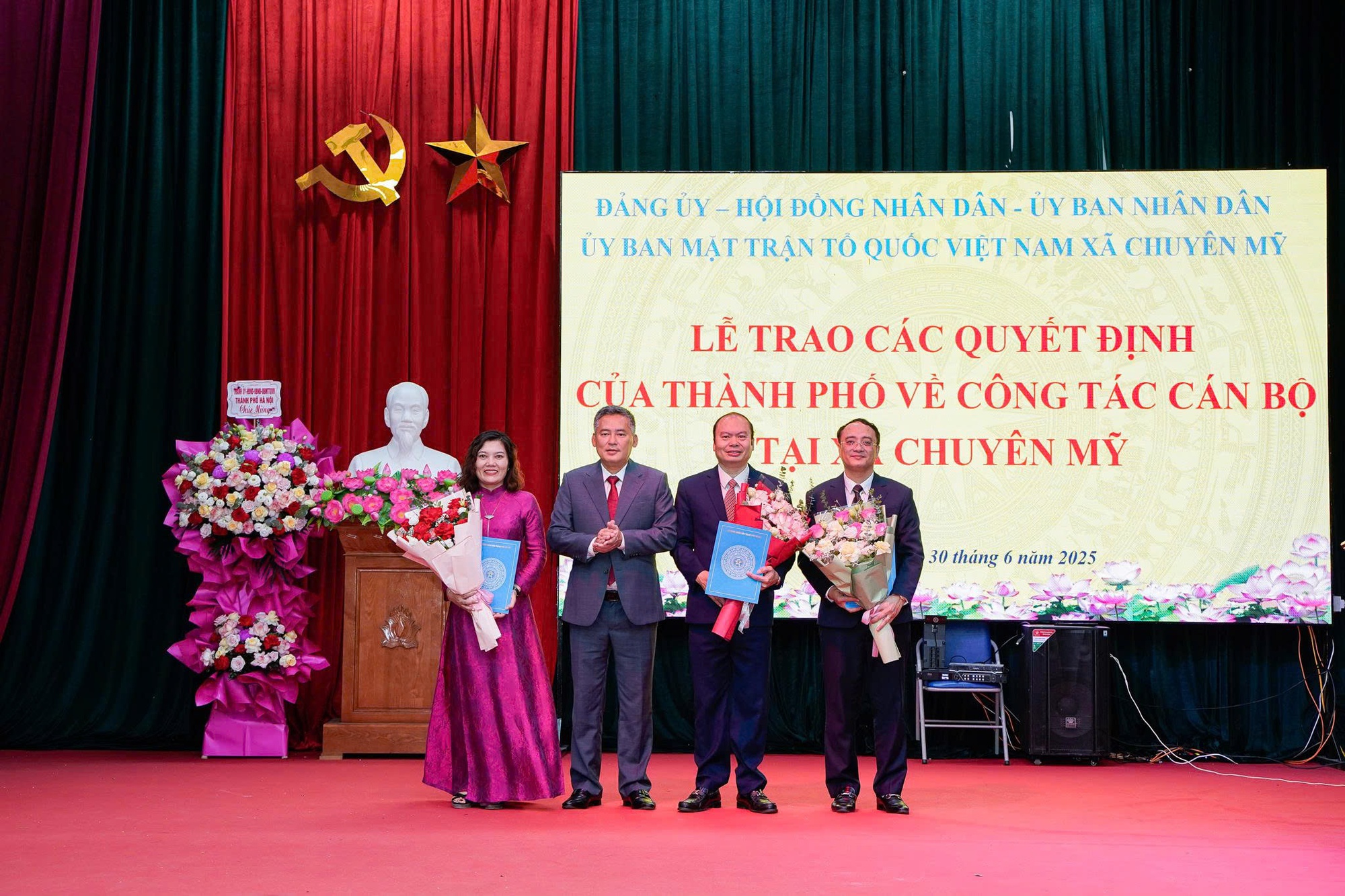 Một số hình ảnh trong buổi lễ trao Quyết định của thành phố về công tác cán bộ tại xã Chuyên Mỹ- Ảnh 6.