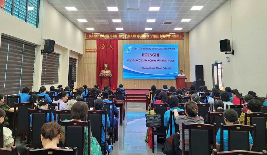 Hội LHPN phường Phương Liệt công bố, trao các Quyết định về công tác tổ chức và cán bộ Hội- Ảnh 1.