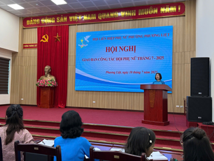 Hội LHPN phường Phương Liệt công bố, trao các Quyết định về công tác tổ chức và cán bộ Hội- Ảnh 3.