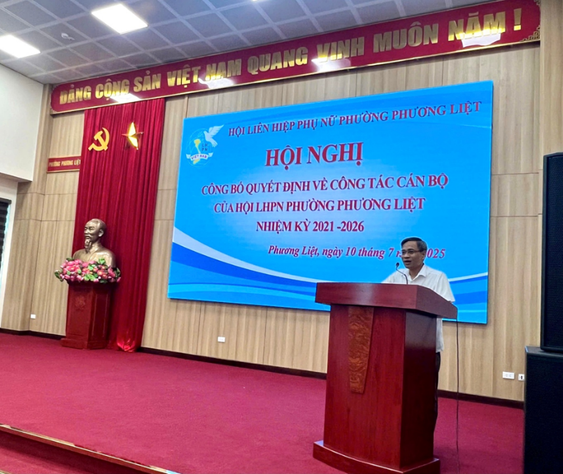 Hội LHPN phường Phương Liệt công bố, trao các Quyết định về công tác tổ chức và cán bộ Hội- Ảnh 4.