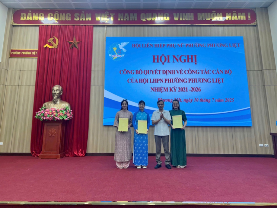 Hội LHPN phường Phương Liệt công bố, trao các Quyết định về công tác tổ chức và cán bộ Hội- Ảnh 5.