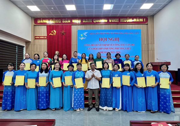 Hội LHPN phường Phương Liệt công bố, trao các Quyết định về công tác tổ chức và cán bộ Hội- Ảnh 7.