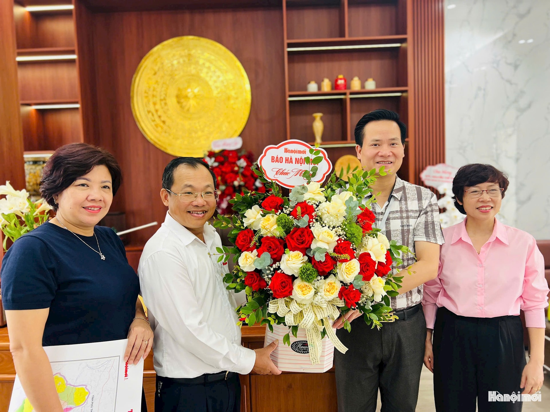 Báo Hànội mới thăm, chúc mừng các phường Long Biên, Việt Hưng, Phúc Lợi- Ảnh 5.