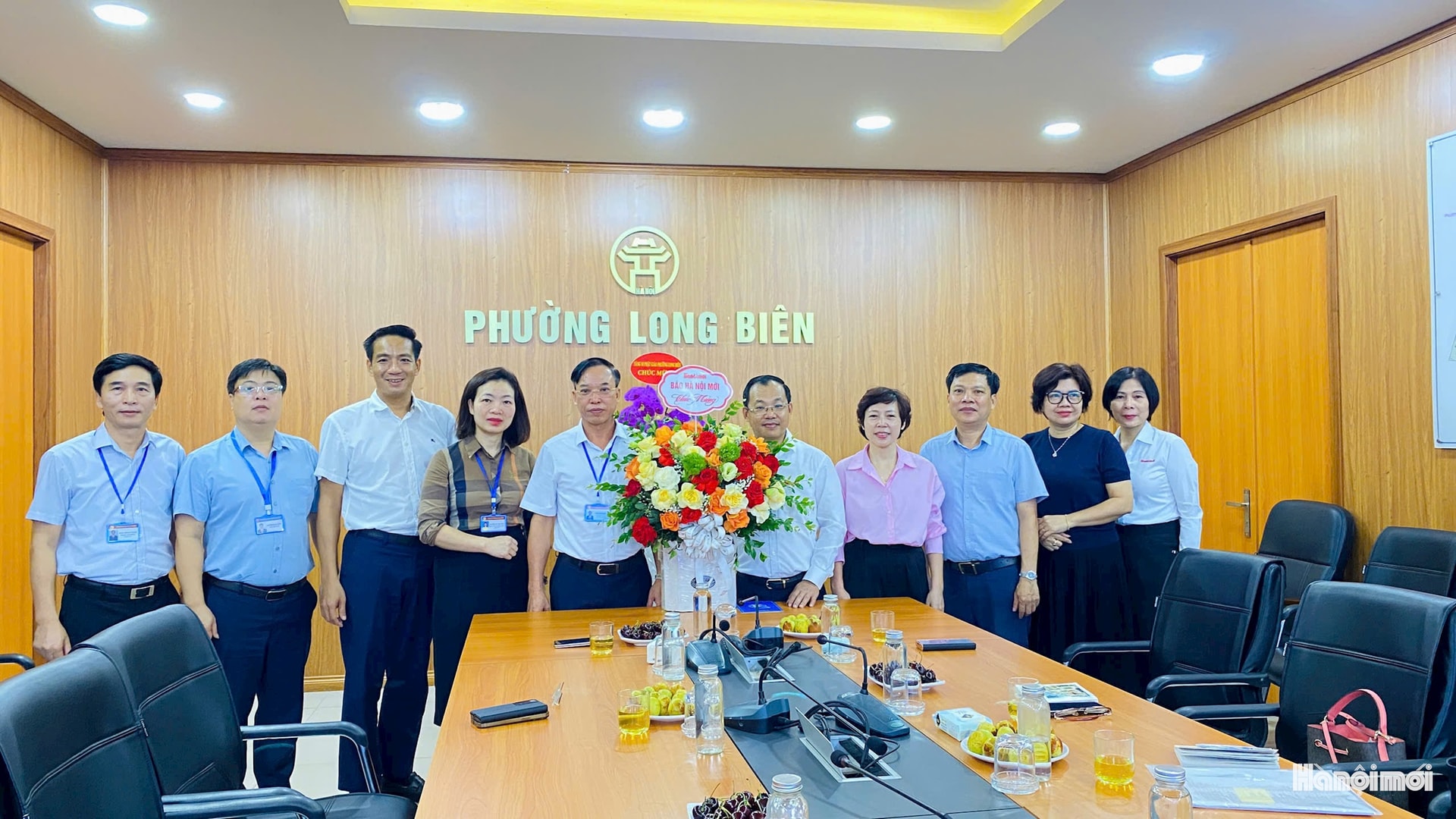 Báo Hànội mới thăm, chúc mừng các phường Long Biên, Việt Hưng, Phúc Lợi- Ảnh 1.