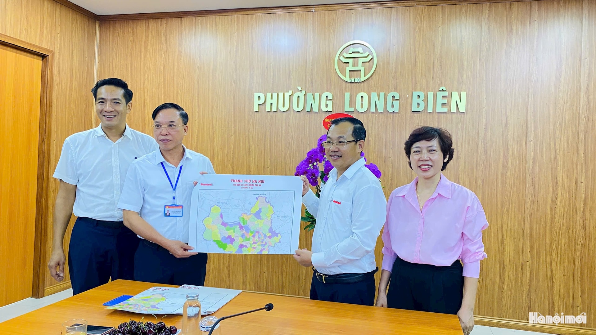 Báo Hànội mới thăm, chúc mừng các phường Long Biên, Việt Hưng, Phúc Lợi- Ảnh 2.