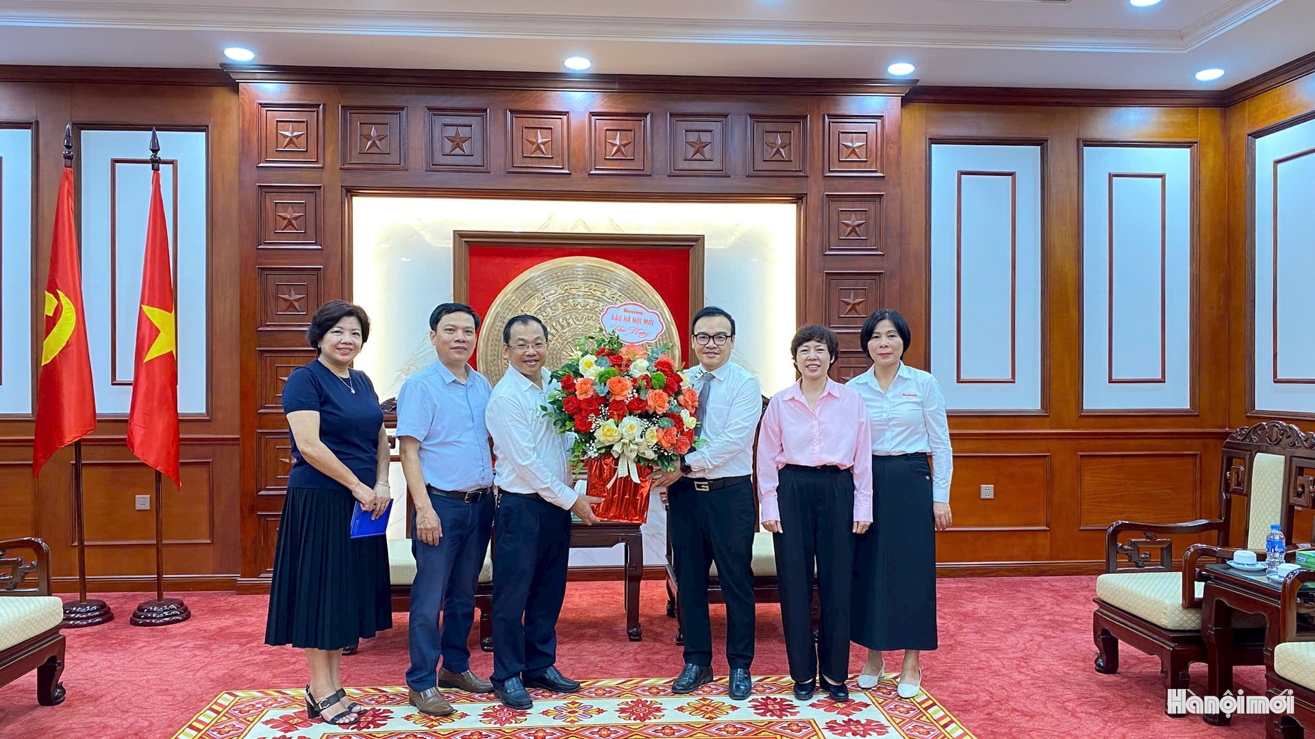 Báo Hànội mới thăm, chúc mừng các phường Long Biên, Việt Hưng, Phúc Lợi- Ảnh 3.