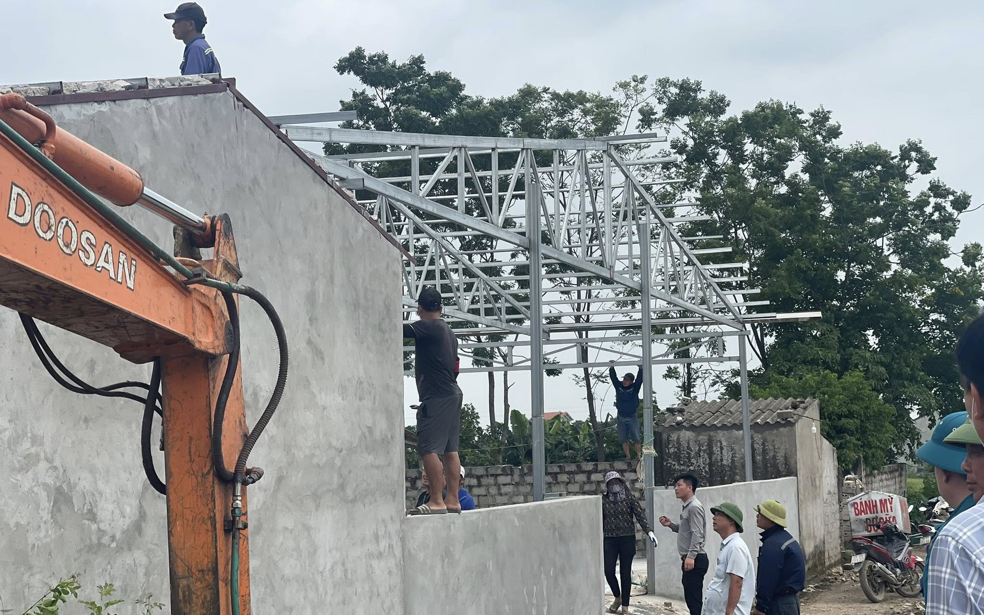 CHIỀU NGÀY 12/7/2025 XÃ PHÚC SƠN TIẾP TỤC RA QUÂN XỬ LÝ, THÁO DỠ CÁC CÔNG TRÌNH XÂY DỰNG TRÁI PHÉP TRÊN ĐẤT NÔNG NGHIỆP
