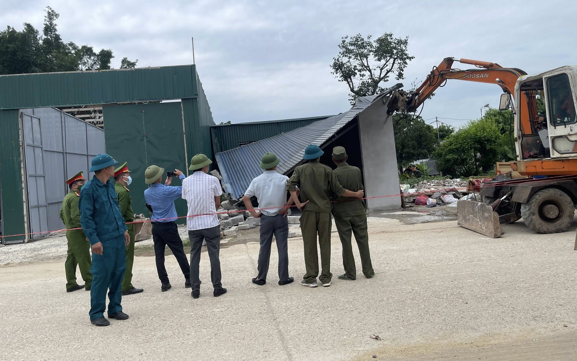 SÁNG NGÀY 12/07/2025 XÃ PHÚC SƠN TIẾP TỤC RA QUÂN XỬ LÝ, THÁO DỠ CÁC CÔNG TRÌNH XÂY DỰNG TRÁI PHÉP TRÊN ĐẤT NÔNG NGHIỆP