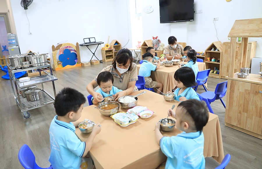 Miễn học phí, hỗ trợ bữa trưa - Dấu ấn năm học mới- Ảnh 1.