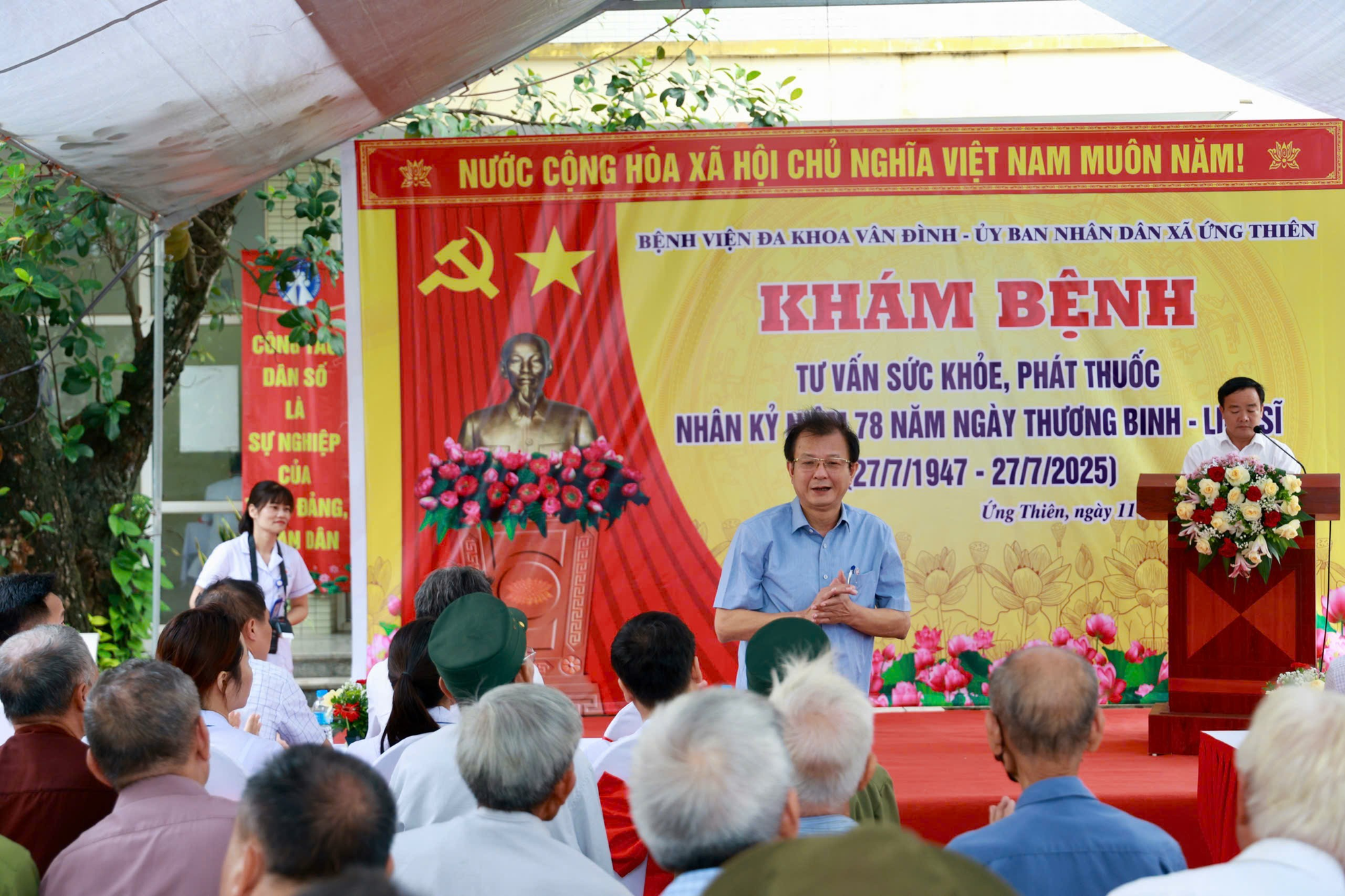 Khám bệnh, tư vấn sức khoẻ, cấp thuốc và tặng quà cho người có công với cách mạng tại xã Ứng Thiên- Ảnh 1.