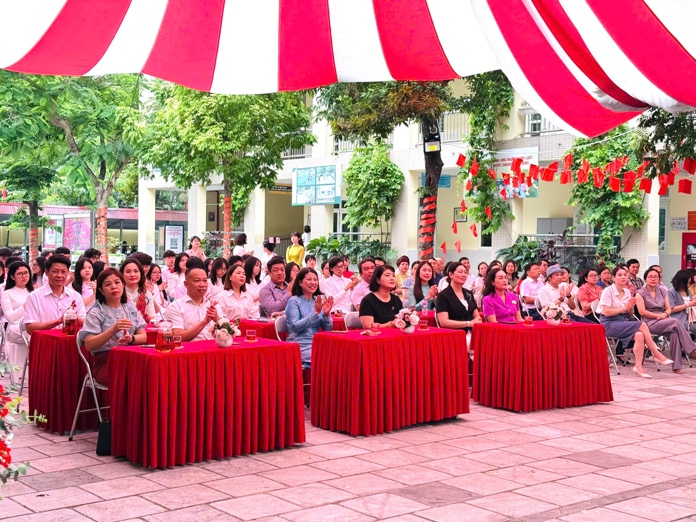 TRƯỜNG THCS DỊCH VỌNG HẬU TỔ CHỨC LỄ VINH DANH NHỮNG GƯƠNG MẶT XUẤT SẮC TRONG KỲ THI VÀO LỚP 10, NIÊN KHÓA 2021-2025- Ảnh 1.
