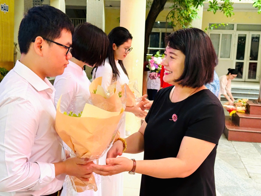 TRƯỜNG THCS DỊCH VỌNG HẬU TỔ CHỨC LỄ VINH DANH NHỮNG GƯƠNG MẶT XUẤT SẮC TRONG KỲ THI VÀO LỚP 10, NIÊN KHÓA 2021-2025- Ảnh 3.