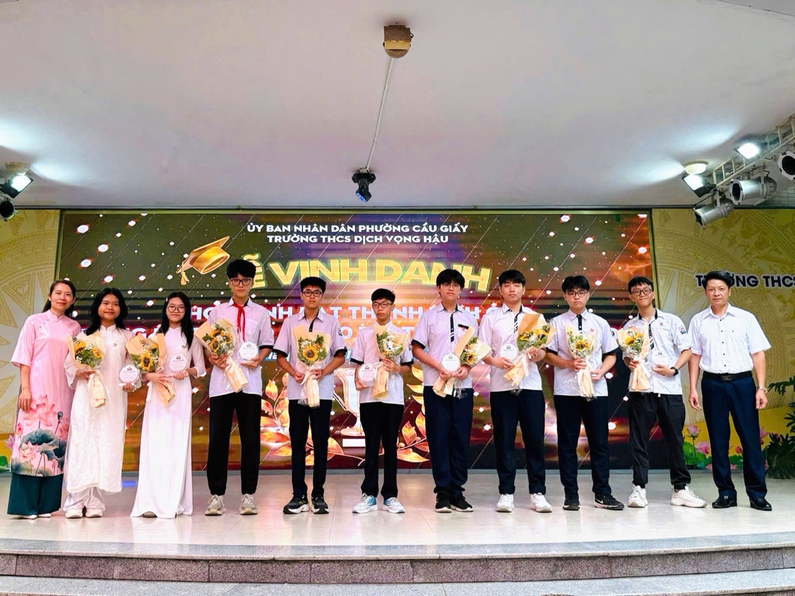 TRƯỜNG THCS DỊCH VỌNG HẬU TỔ CHỨC LỄ VINH DANH NHỮNG GƯƠNG MẶT XUẤT SẮC TRONG KỲ THI VÀO LỚP 10, NIÊN KHÓA 2021-2025- Ảnh 4.