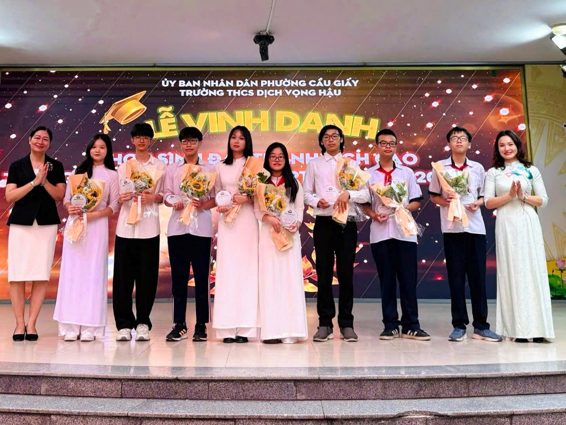 TRƯỜNG THCS DỊCH VỌNG HẬU TỔ CHỨC LỄ VINH DANH NHỮNG GƯƠNG MẶT XUẤT SẮC TRONG KỲ THI VÀO LỚP 10, NIÊN KHÓA 2021-2025- Ảnh 5.