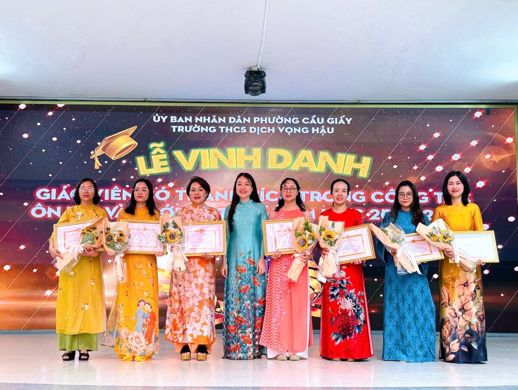 TRƯỜNG THCS DỊCH VỌNG HẬU TỔ CHỨC LỄ VINH DANH NHỮNG GƯƠNG MẶT XUẤT SẮC TRONG KỲ THI VÀO LỚP 10, NIÊN KHÓA 2021-2025- Ảnh 6.