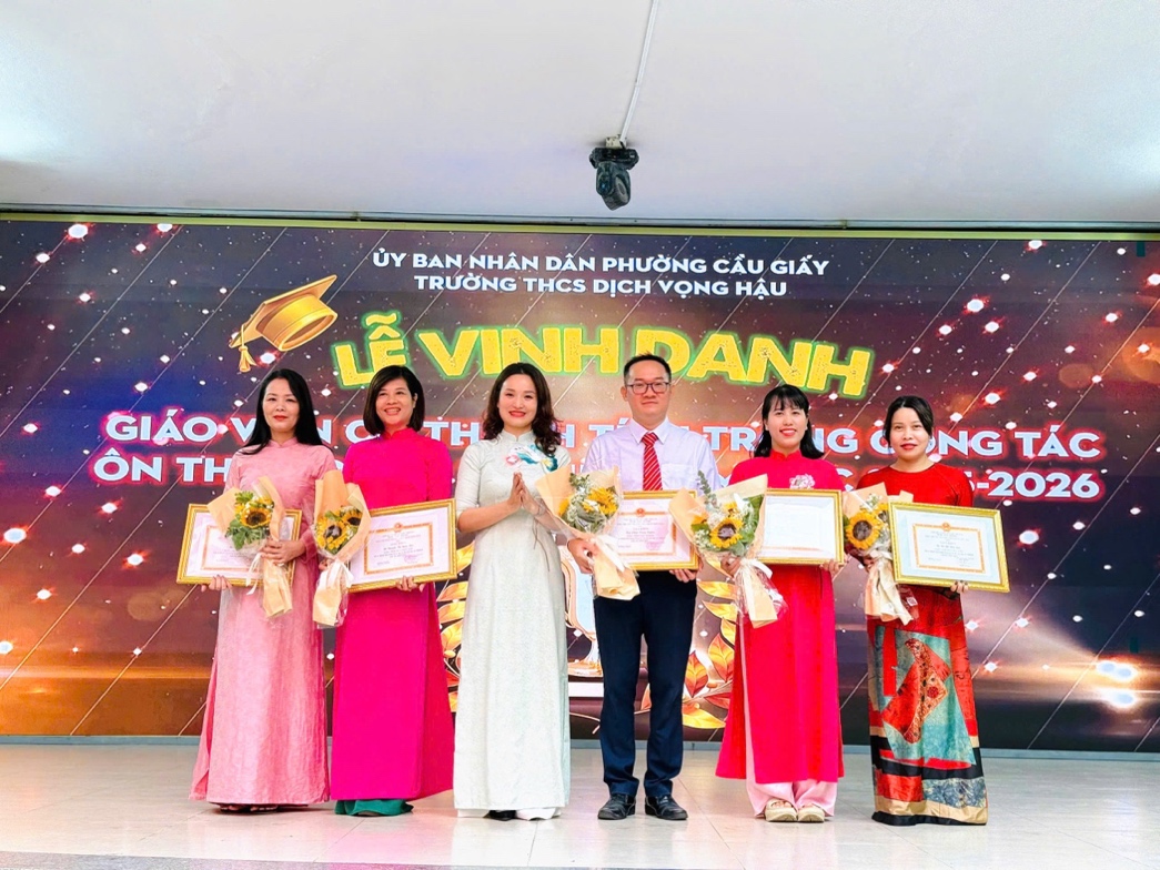 TRƯỜNG THCS DỊCH VỌNG HẬU TỔ CHỨC LỄ VINH DANH NHỮNG GƯƠNG MẶT XUẤT SẮC TRONG KỲ THI VÀO LỚP 10, NIÊN KHÓA 2021-2025- Ảnh 7.