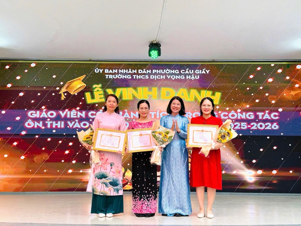TRƯỜNG THCS DỊCH VỌNG HẬU TỔ CHỨC LỄ VINH DANH NHỮNG GƯƠNG MẶT XUẤT SẮC TRONG KỲ THI VÀO LỚP 10, NIÊN KHÓA 2021-2025- Ảnh 8.